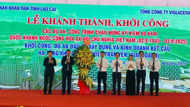 Tổng Thanh tra Chính phủ Đoàn Hồng Phong tặng hoa chúc mừng. 2-303.jpg