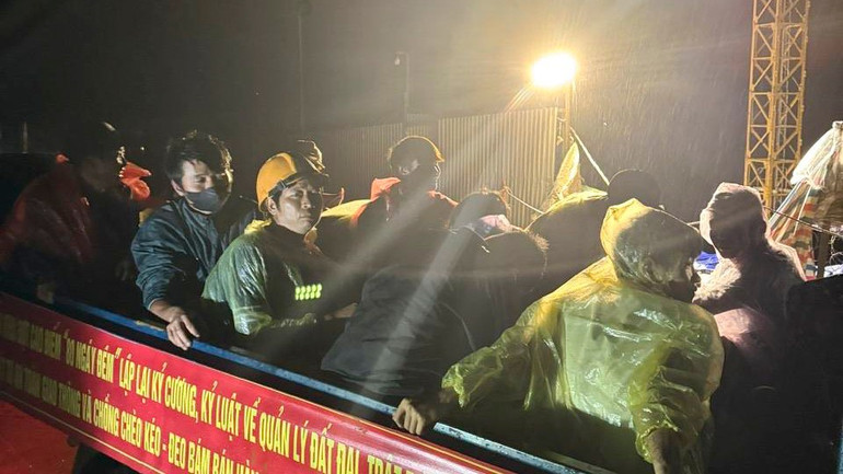 Phường Sa Pa vận động, hỗ trợ di chuyển các hộ dân đến nơi an toàn. 522666392-1267262275409835-1550943382165764688-n.jpg
