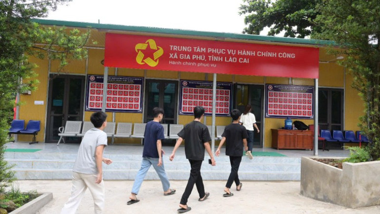 Đông đảo người dân đến làm thủ tục tại Trung tâm phục vụ hành chính công xã Gia Phú sáng ngày 30/8. z6960095212843-4391de6f6150cbef8d02776870b1cbc1-2840.jpg