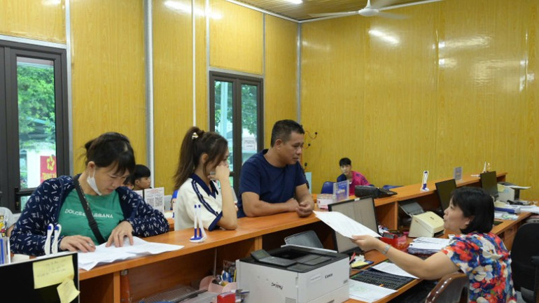 Trung tâm phục vụ hành chính công xã Gia Phú giải quyết thủ tục liên quan đến lĩnh vực tư pháp-hộ tịch cho nhân dân vào buổi sáng ngày 30/8 và 1/9. z6960130737507-c1a2804bd38858d3da9ca2a7f38b1dfd-2937.jpg