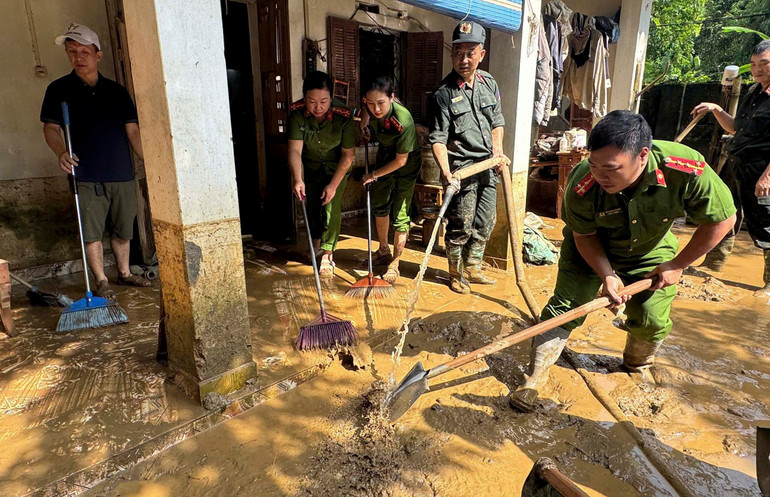 Các cơ quan chức năng hỗ trợ người dân khắc phục hậu quả. 3.jpg