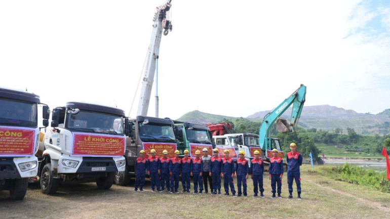 Việc tổ chức khởi công các công trình, dự án trọng điểm trên địa bàn tỉnh Lào Cai đã tạo khí thế thi đua sôi nổi, cổ vũ, động viên cán bộ, đảng viên và nhân dân toàn tỉnh lập thành tích chào mừng các ngày lễ lớn của đất nước và của tỉnh Lào Cai. z6921672590678-e2dc67c59048938d5321323e891af150-2666.jpg