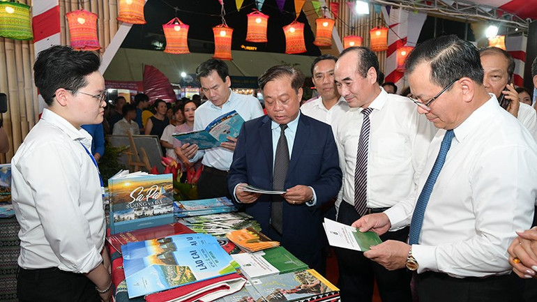 Các đại biểu tham quan một số gian hàng tại hội chợ. 6.jpg