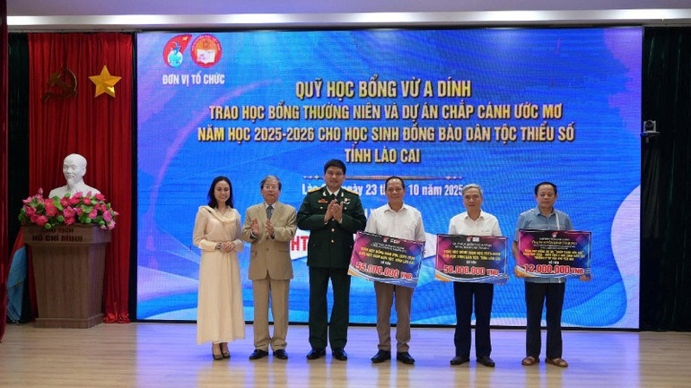 Đại diện các đơn vị tài trợ trao biểu trưng cho các đơn vị tại tỉnh Lào Cai. z7147598255928-eb4222c5437ddfa14d9f84d28a26192b-7410.jpg