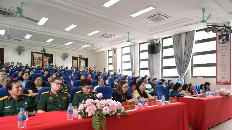 Các đại biểu tham dự chương trình trao học bổng Vừ A Dính. z7147592854874-2aef45f6ec353f887bbeb432b9a55a36-3554.jpg