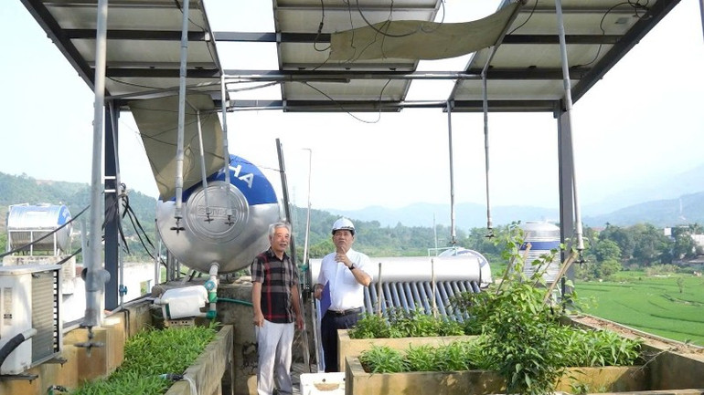 Hệ thống điện mặt trời mái nhà được lắp đặt tại gia đình Ông Văn Hữu Khánh. z7143589578175-8f8bf76e5e181bf58981aeed0c394019-6759.jpg