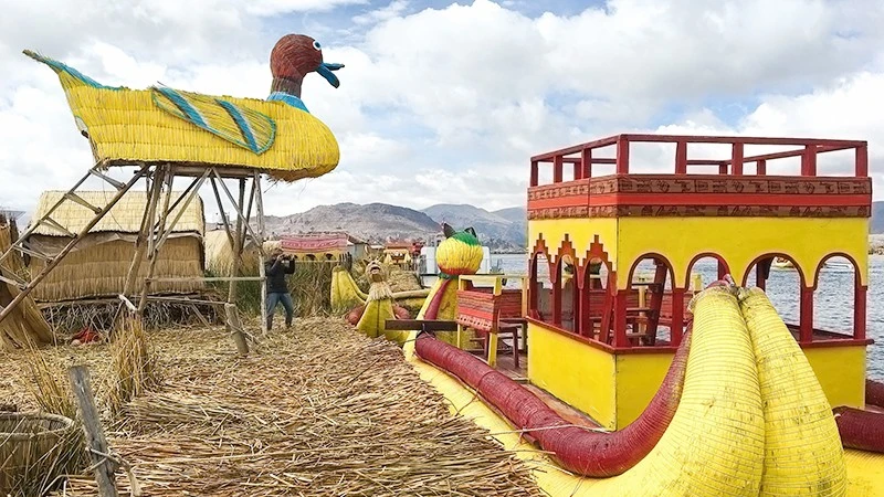 Khám phá đảo nổi bằng cỏ độc đáo trên hồ Titicaca, Peru