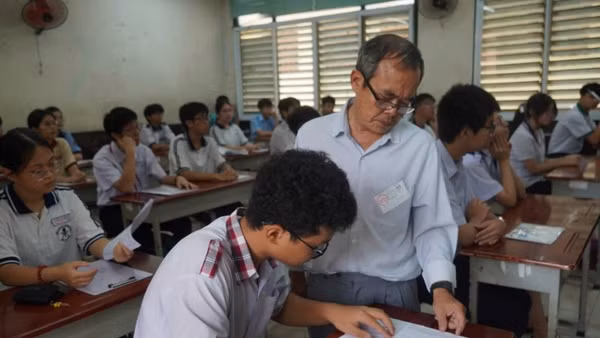Giáo viên hướng dẫn thí sinh ghi thông tin cá nhân.