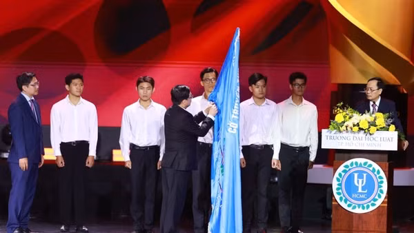 Trường đại học Luật Thành phố Hồ Chí Minh vinh dự đón nhận Huân chương Lao động hạng Nhì do Chủ tịch nước trao tặng.