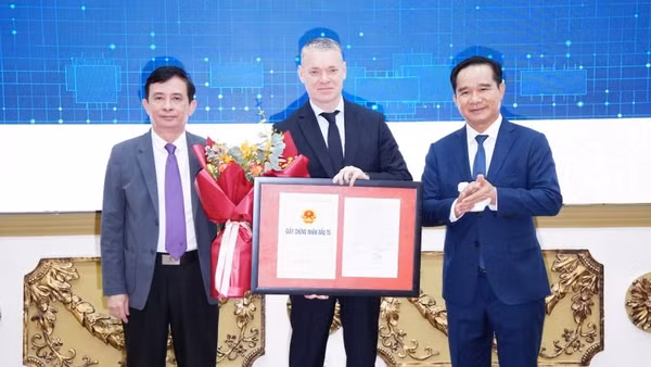 Chủ tịch Ủy ban nhân dân Thành phố Hồ Chí Minh Nguyễn Văn Được (bên phải ảnh) trao Giấy chứng nhận đăng ký đầu tư cho nhà đầu tư.