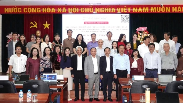 Các đại biểu tham dự Hội thảo chụp ảnh lưu niệm.