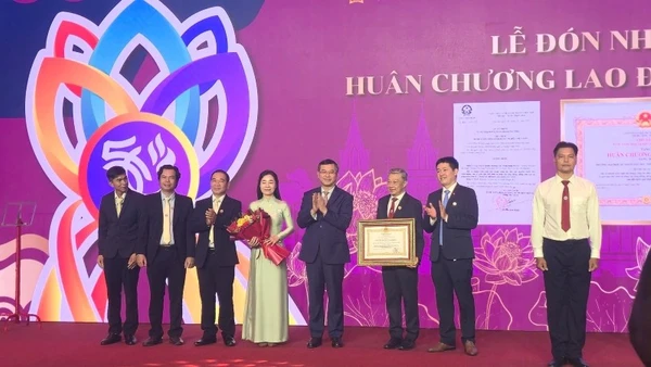 Thừa lệnh Chủ tịch nước, Thứ trưởng Giáo dục và Đào tạo Nguyễn Văn Phúc trao tặng Huân chương Lao động hạng Ba cho Trường đại học Sư phạm Thể dục thể thao Thành phố Hồ Chí Minh.