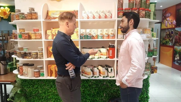 Nhà đầu tư nước ngoài tìm hiểu sản phẩm của doanh nghiệp Thành phố Hồ Chí Minh trưng bày tại Trung tâm Xúc tiến thương mại và đầu tư Thành phố Hồ Chí Minh.