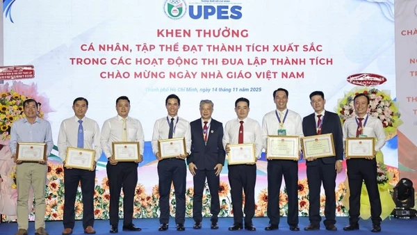 Trường đại học Sư phạm Thể dục thể thao Thành phố Hồ Chí Minh khen thưởng cho các tập thể, cá nhân có thành tích xuất sắc.