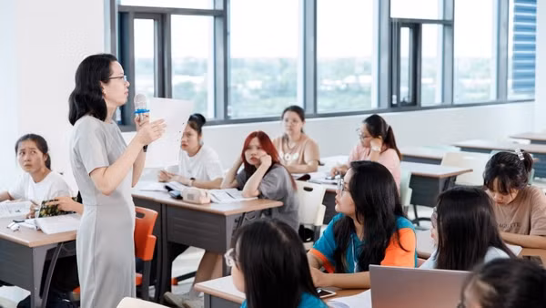 Sinh viên Đại học Kinh tế Thành phố Hồ Chí Minh trong giờ học.