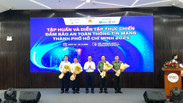 Ban tổ chức tặng hoa cho các đơn vị tham gia chương trình.