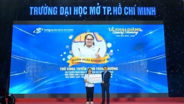 Trường đại học Mở Thành phố Hồ Chí Minh trao học bổng cho tân sinh viên. (Ảnh: Trường đại học Mở Thành phố Hồ Chí Minh) 