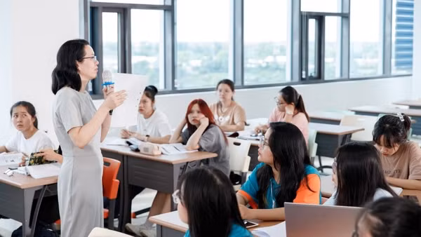 Sinh viên Đại học Kinh tế Thành phố Hồ Chí Minh trong giờ học tập. (Ảnh: UEH)