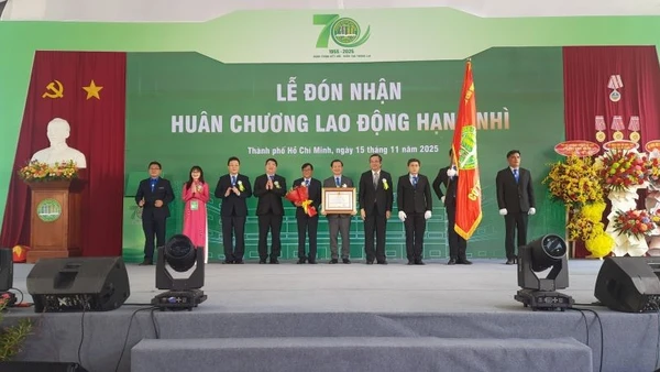 Trường đại học Nông lâm Thành phố Hồ Chí Minh đón nhận Huân chương Lao động hạng Nhì.