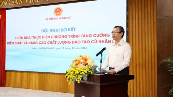 Thứ trưởng Giáo dục và Đào tạo Nguyễn Văn Phúc phát biểu tại hội nghị.