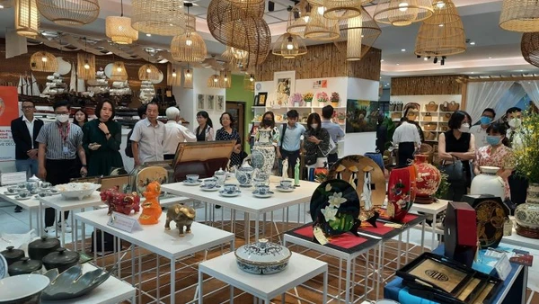 Doanh nghiệp trưng bày sản phẩm tại Trung tâm Xúc tiến Thương mại và Đầu tư Thành phố Hồ Chí Minh.