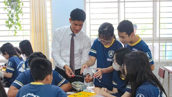 Giờ thực hành môn Khoa học của học sinh Thành phố Hồ Chí Minh theo học chương trình tiếng Anh tích hợp. (Ảnh: CTV)