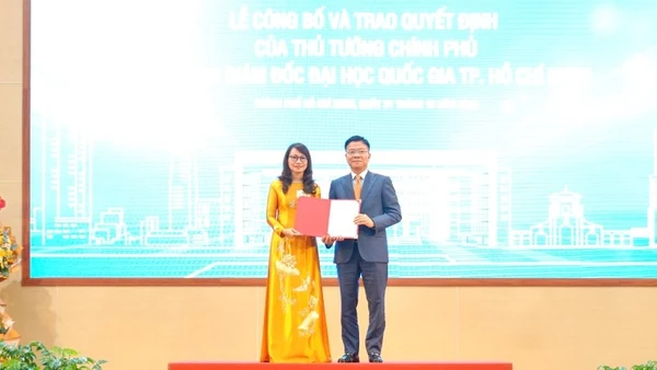 Đồng chí Lê Thành Long, Phó Thủ tướng Chính phủ trao Quyết định bổ nhiệm Giám đốc Đại học Quốc gia Thành phố Hồ Chí Minh cho Giáo sư, Tiến sĩ Nguyễn Thị Thanh Mai