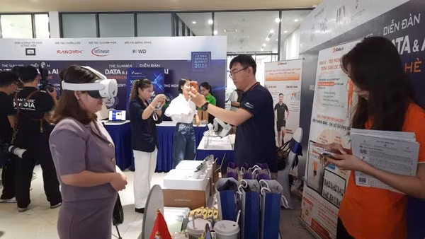 Người dân trải nghiệm sản phẩm công nghệ được trưng bày tại Diễn đàn Data & AI mùa hè năm 2026 tại Trung tâm Khởi nghiệp sáng tạo Thành phố Hồ Chí Minh (SIHUB).