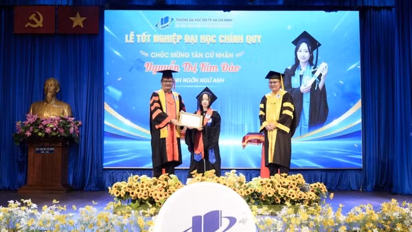 Hiệu trưởng Trường đại học Mở Thành phố Hồ Chí Minh trao bằng tốt nghiệp cho tân cử nhân.