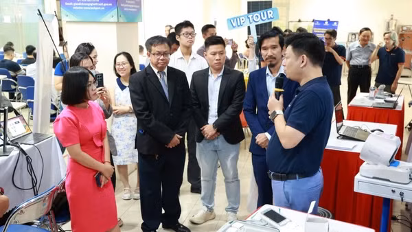 Các đại biểu tham quan các giải pháp công nghệ trưng bày tại triển lãm.