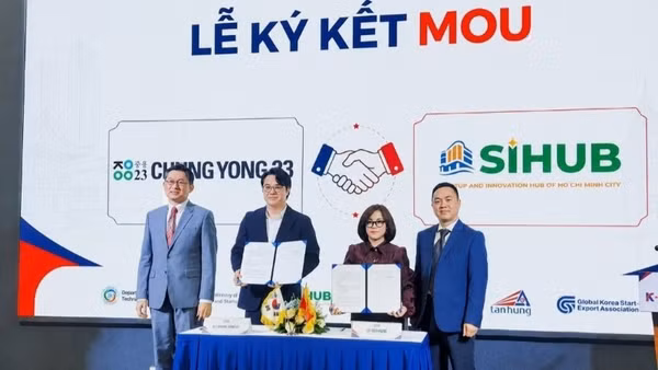 Đại diện Trung tâm xúc tiến thương mại Hàn Quốc-Việt Nam và Trung tâm khởi nghiệp sáng tạo Thành phố Hồ Chí Minh ký kết biên bản hợp tác. (Ảnh: CAO TÂN)