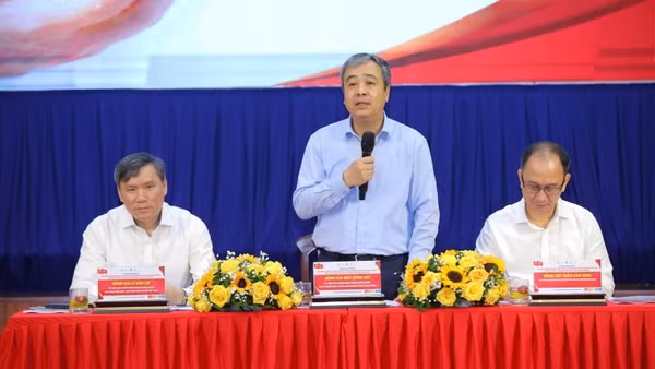 Đồng chí Ngô Đông Hải, Phó Trưởng ban Tuyên giáo và Dân vận Trung ương, cùng các đồng chí chủ trì hội thảo.