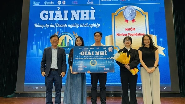 Ban Tổ chức trao giải Nhì cho dự án Nimbus Foundation.
