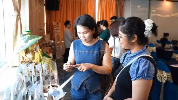 Đại biểu tham quan sản phẩm xanh trưng bày tại hội thảo.