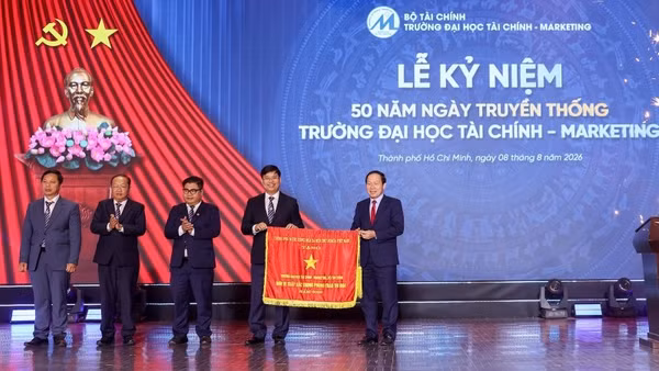Phó Thủ tướng Lê Tiến Châu trao tặng Cờ Thi đua của Chính phủ cho tập thể UFM. (Ảnh: UFM)