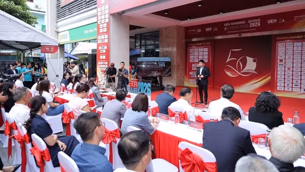 Chuỗi sự kiện UEH Sharing & Giving - Career Fair 2026.