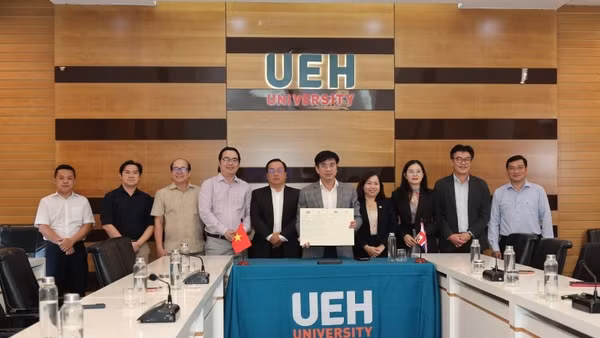 Ký kết hợp tác (MOU) triển khai “Chương trình đào tạo EMI tại Việt Nam”.