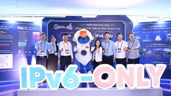 Các đại biểu chụp ảnh lưu niệm tại VNNIC Internet Conference 2026.