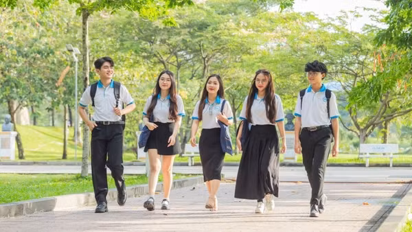 Sinh viên UEL đi dạo trong khuôn viên nhà trường.