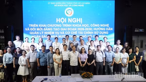 Các đại biểu chụp ảnh lưu niệm.