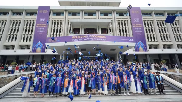 Các tân cử nhân chụp ảnh lưu niệm.
