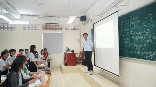 Học sinh Trường THCS-THPT Trần Đại Nghĩa trong giờ học. (Ảnh: THẾ ANH)