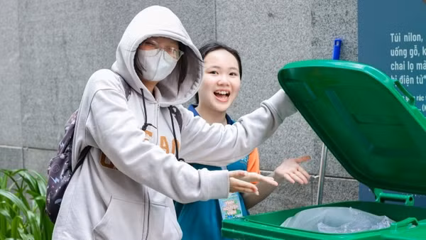 Sinh viên UEH phân loại rác tại nguồn.
