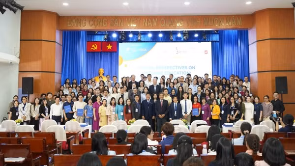 Các đại biểu chụp ảnh lưu niệm.