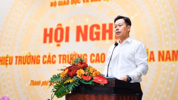 Giáo sư, Tiến sĩ Lê Quân, Thứ trưởng Giáo dục và Đào tạo phát biểu tại hội nghị.
