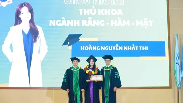 Đại diện lãnh đạo Trường đại học Khoa học sức khỏe khen thưởng tân bác sĩ Hoàng Nguyễn Nhất Thi.