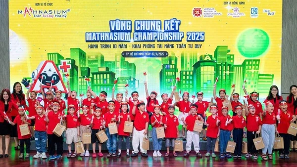 Các thí sinh đạt giải chụp ảnh lưu niệm.