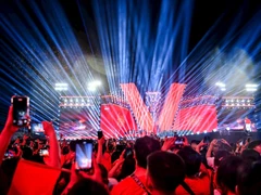 Với chuỗi hoạt động: Đêm diễn tại sân vận động Mỹ Đình, phát hành "Tổ quốc trong tim: The concert film" tại các rạp chiếu và đưa bộ phim đến nhiều trường đại học trên toàn quốc, Chương trình nghệ thuật chính luận đặc biệt "Tổ quốc trong tim" do Báo Nhân Dân phối hợp Thành phố Hà Nội tổ chức đã tạo nên một hiện tượng văn hóa-nghệ thuật đặc biệt. Ảnh: Thành Đạt