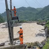 Sáng 6/7, nhân viên Công ty Điện lực Sơn La vẫn đang nỗ lực tiếp cận những vị trí rất khó khăn để khắc phục hệ thống lưới điện.