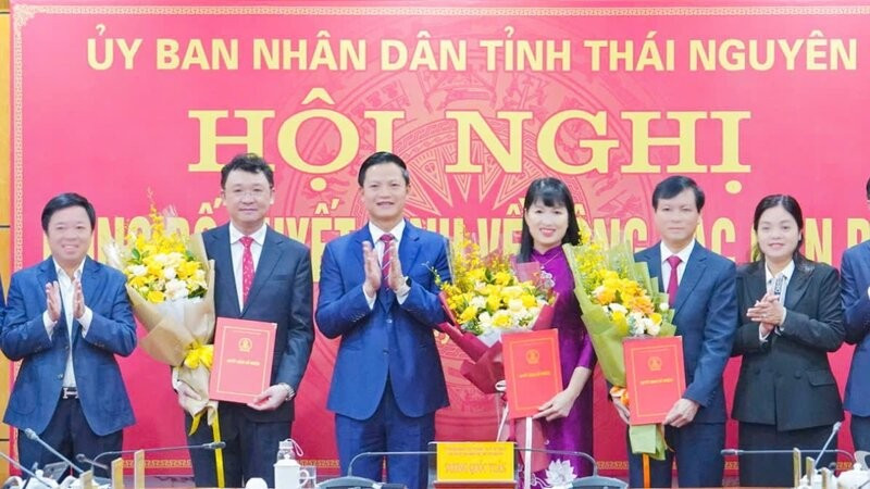 Đồng chí Vương Quốc Tuấn trao quyết định, chúc mừng cán bộ được điều động, bổ nhiệm chức vụ lãnh đạo, quản lý.